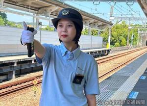 駅係員のポロシャツ着用のイメージ（小田急電鉄提供）