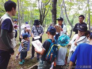 アスレチック形式で森の自然について学ぶ参加者（ＪＲ貨物提供）