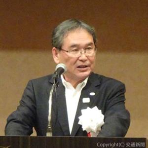 あいさつする長井会長