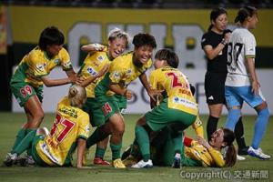 前節に続き２試合連続でゴールを決めた北沢（84）を仲間が祝福＝ジェフ千葉レディース・仙台戦＝（ジェフユナイテッド提供）ⒸＪＥＦＵＮＩＴＥＤ