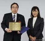 岩城会長から認定証と感謝状を受けた照井社長（左）＝総合車両製作所提供＝