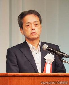 あいさつする古宮社長