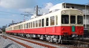 ファンタンゴレッド塗色に復刻された１０７０形（前２両）