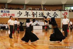 「第32回ＪＲ九州少年剣道大会」で熱戦を繰り広げた少年、少女剣士（ＪＲ九州エージェンシー提供）