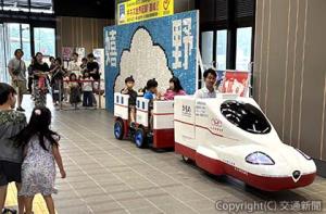 西九州新幹線Ｎ７００Ｓ「かもめ」を模したミニトレインの乗車体験会（ＪＲ九州提供）