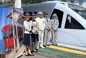 スペーシアＸで伊予灘ものがたりをＰＲしたアテンダント（左側２人）と谷田貝淳東武日光駅長（中央）、スペーシアＸの乗務員（右側２人）＝ＪＲ四国提供＝