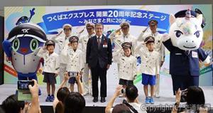 フォトセッションを行う渡邊社長（前列中央）、こども１日駅長ら（首都圏新都市鉄道提供）