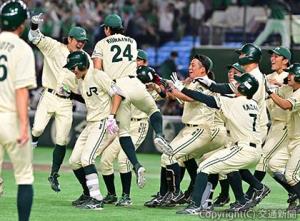 サヨナラ勝ちを決めて喜ぶＪＲ東日本ナイン