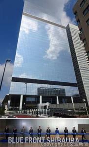 ㊤全体開業した「ＴＯＷＥＲ　Ｓ」㊦リボンタイドを行った中川常務（右から４人目）、松尾社長（同６人目）ら