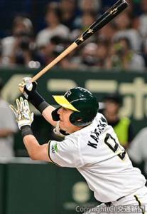 延長10回にタイムリーを放つ金沢