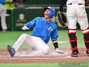 先制のホームを踏む小林
