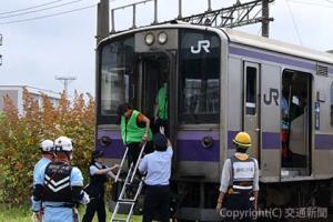 乗務員と消防が協力して降車誘導を実施した＝盛岡支社総合訓練センター＝（ＪＲ東日本盛岡支社提供）