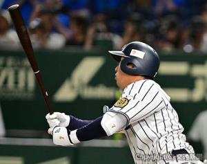 先制ホームランを放つ田村