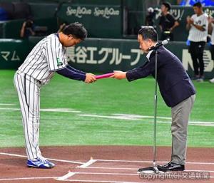 10年連続出場に対する表彰を受ける田中選手