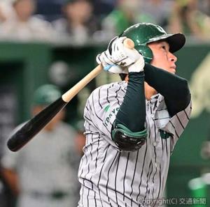 先制ホームランを放つ菅田