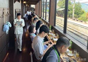 姨捨駅の特別ラウンジ「更科の月」を見学する参加者（ＪＲ東日本提供）