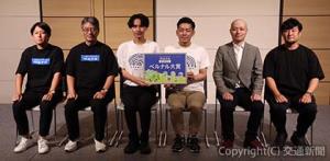 藏原部長（左から２人目）と大賞に輝いたｈａｂの社員（中央2人）（ＪＲ西日本提供）