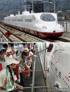 ㊤３周年を迎える西九州新幹線「かもめ」 ㊦大村車両基地で行われた「かもめ」お掃除イベントの様子（ＪＲ九州提供）