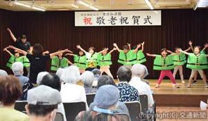 元気にダンスを披露する園児