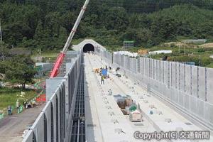 明かり区間として工事が進む市渡高架橋。奥は渡島トンネル