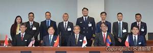 深澤会長（前列中央）、喜㔟社長（同右から２人目）と研修生（後列）ら