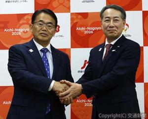 締結式で固い握手を交わす山北（右）と大村会長（ＪＴＢ提供）