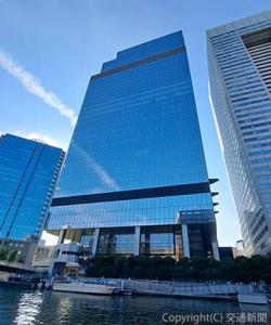 水辺に面した「ＴＯＷＥＲ　Ｓ」の外観