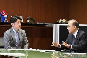 緊急提言「地域交通制度の革新案」の具現化や次期通常国会での立法化などに向けて、中野洋昌国土交通大臣に要請文を提出（運輸総研提供）