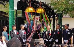 テープカットする豊田社長（右端）ら（叡山電鉄提供） 