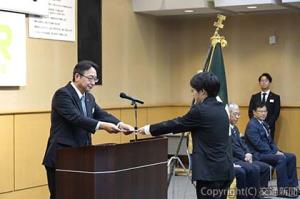 内定通知書を交付する綿貫社長（左）