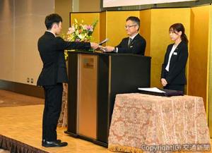 内定通知書を手渡す高橋本部長（中央）