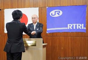内定通知書を手渡す渡辺理事長（右）＝鉄道総研提供＝