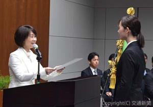 内定通知書を手渡す中川常務（左）