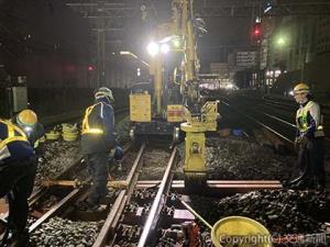 夜間に行われることが多い保線作業。少ない人数と機械で安全に線路を守っていける体制が求められている（交通建設提供）
