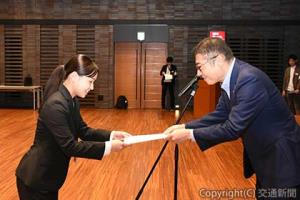 内定通知書を授与する山根部長（右）