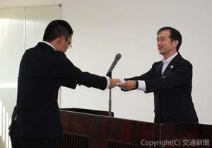 内定通知書を手渡す髙須賀部長（右）