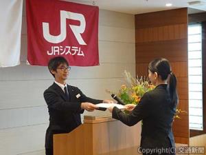内定通知書を手渡す政野部長（左）
