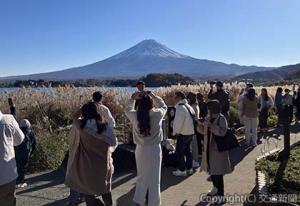 河口湖北岸にある大石公園は湖と富士山の両方を一度に眺めることができる絶景のロケーション（ＪＴＢ提供）