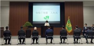 「海外戦略職」１期生の入社式（ＪＲ東日本提供）