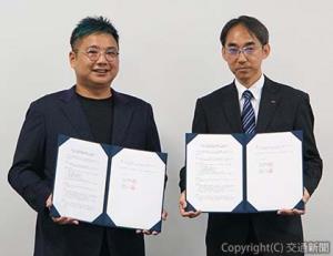 協定書を交わした上田部長（右）と樋口会長（ＪＲシステム提供）