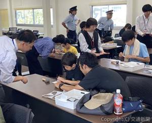 車止め標識の制作を体験する参加者（ＪＲ東日本提供）