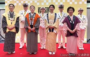 ステージイベントに参加した女将と駅長