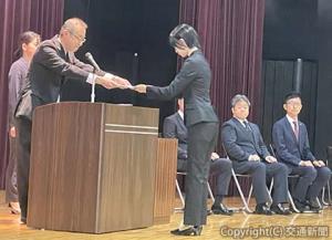 内定通知書を手渡す小澤部長（左）