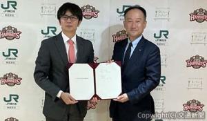 記者発表に出席した小泉支社長（右）と水野社長（ＪＲ東日本秋田支社提供）