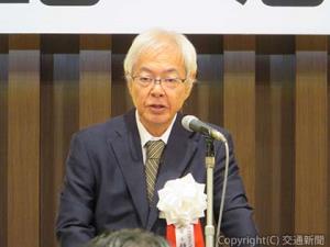 あいさつする鎌田会長（日本鉄道運輸サービス協会提供）