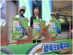 フォトセッションに臨む登壇者（中央＝杉本知事）＝観光経済新聞提供＝