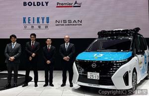 実証実験の車両と記念撮影を行うエスピノーザ社長（右端）、川俣社長（右から２人目）ら