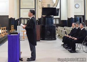 追悼の言葉を述べる喜㔟社長