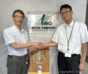 共同研究の開始に当たり握手を交わすＮＳＧの片岡慶太線路ＤＸ事業部長（右）と三和准教授（日本線路技術提供） 