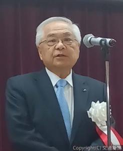 あいさつする冨田会長